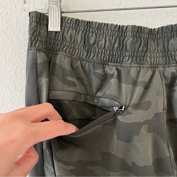 Athleta Brooklyn Textured Lined Lux Jogger Olive Camo Athleisure Gorpcore Size 8 - Picture 11 of 16